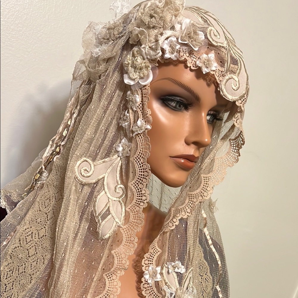Elegant Cream Lace Veil with Floral Accents Antique style Mantilla